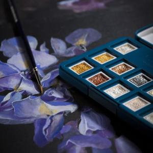 CONFEZIONE IN PLASTICA NERA CON 12 COLORI AD ACQUERELLO METALLICI E INTERFERENZA IN MEZZO GODET E PENNELLO TASCABILE VAN GOGH ROYAL TALENS